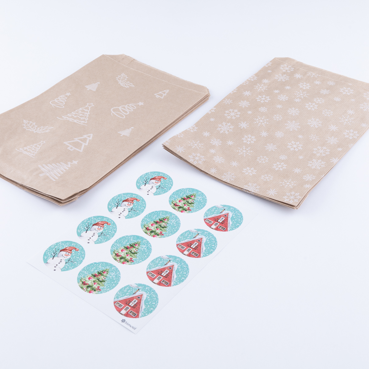20 Adet Çam Ve Kar Desenli Kese Kağıdı (18x30 Cm ) Ve Yılbaşı Şekilli Stickerdan Oluşan Set