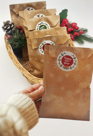 20 adet kar desenli kese kağıdı (11x20 cm ) ve happy new year stickerdan oluşan set - Bimotif