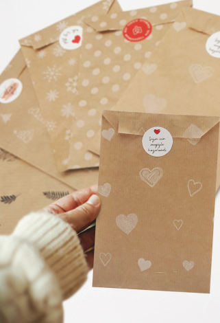 20 adet karışık (Kar, Kalp, Yaprak vb.) kese kağıdı, hediye paketi (11x20 cm ) ve Sticker seti - Bimotif