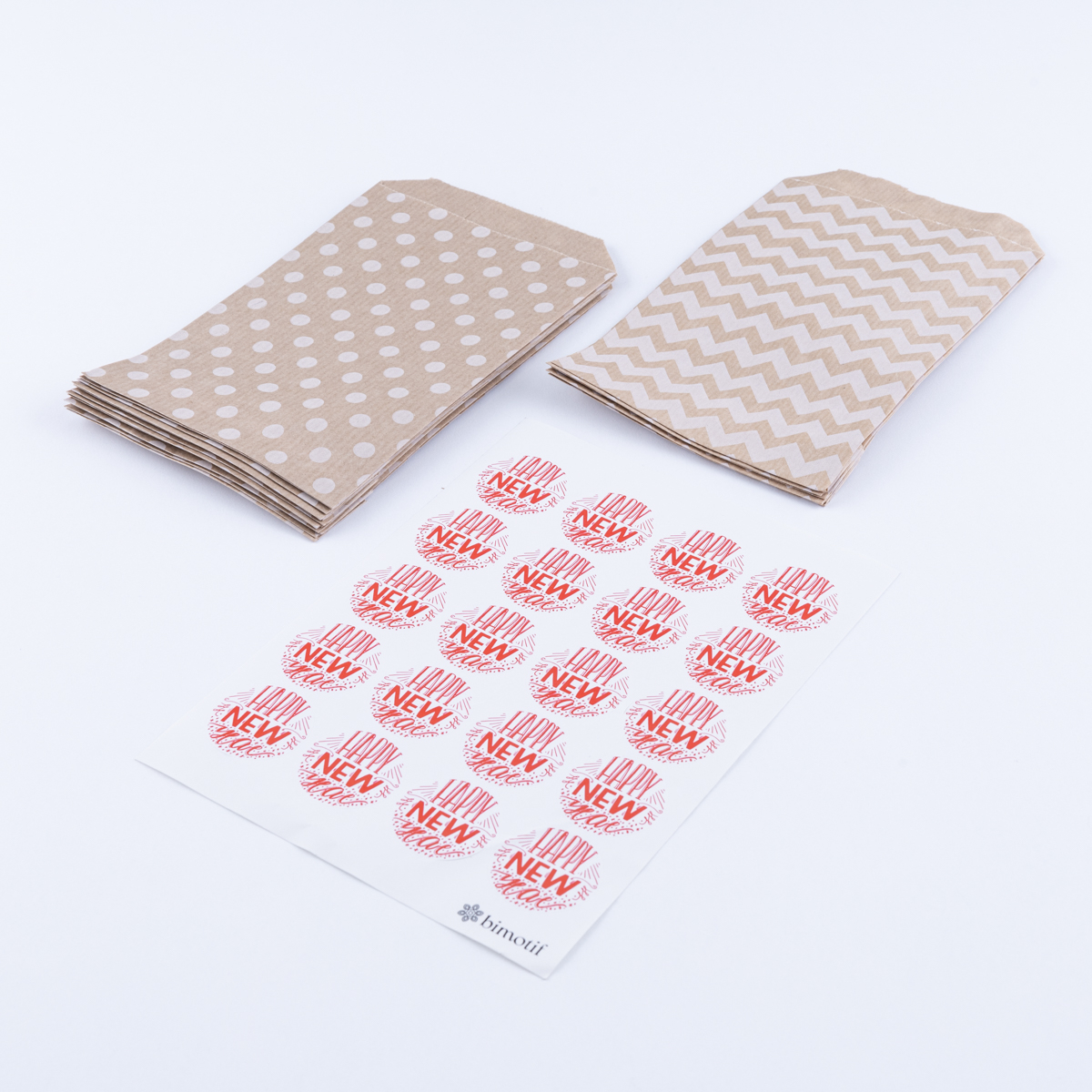 20 Adet Puantiye Ve Zikzak Desenli Kese Kağıdı (11x20 Cm ) Ve Kırmızı Happy New Year Stickerdan Oluşan Set