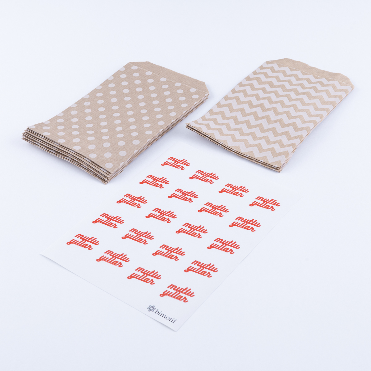 20 Adet Puantiye Ve Zikzak Desenli Kese Kağıdı (11x20 Cm ) Ve Mutlu Yıllar Stickerdan Oluşan Set
