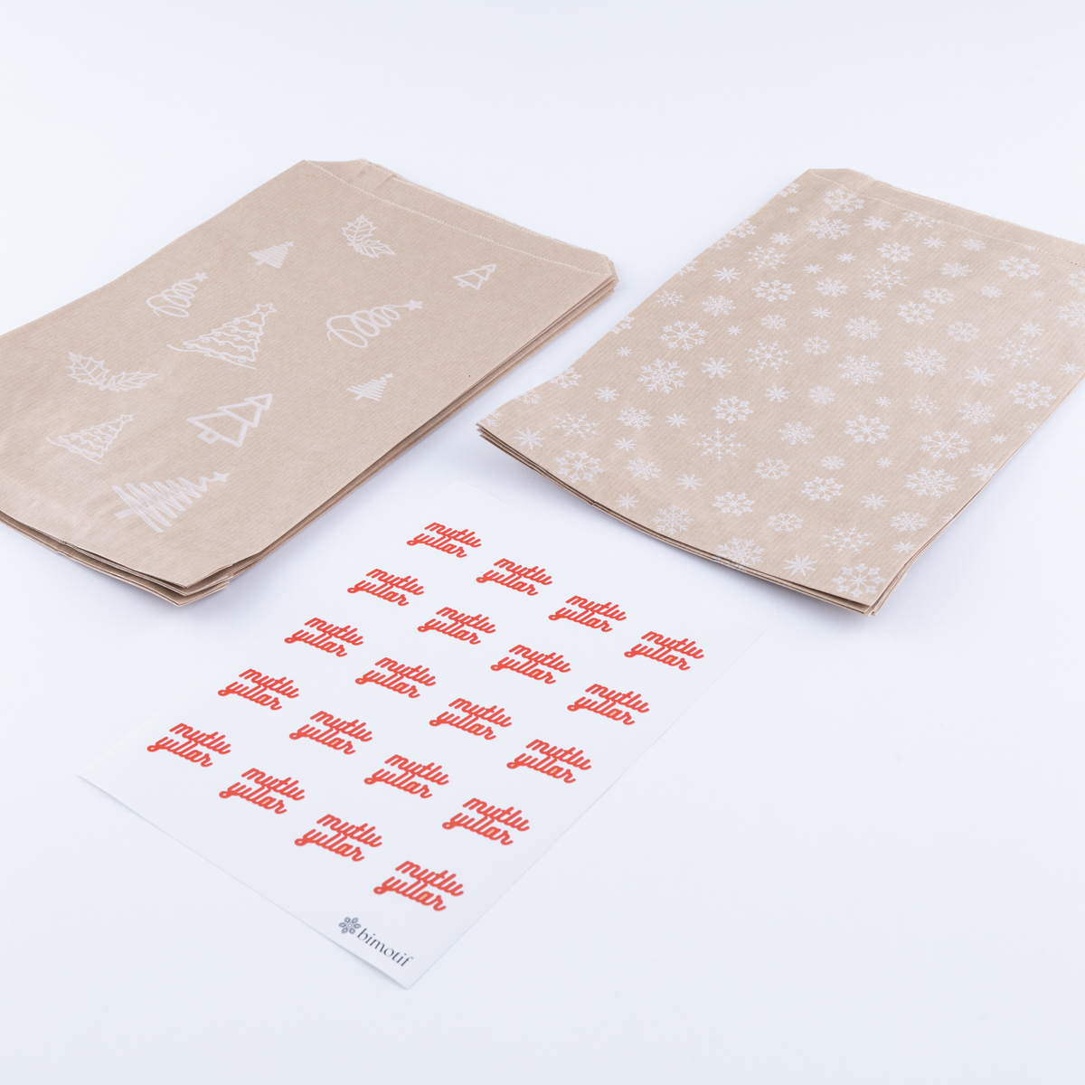 20 Adet Çam Ve Kar Desenli Kese Kağıdı (18x30 Cm ) Ve Mutlu Yıllar Stickerdan Oluşan Set