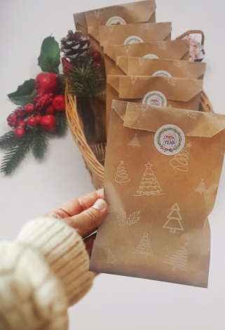 20 adet çam desenli kese kağıdı (11x20 cm ) ve yılbaşı stickerdan oluşan set - Bimotif