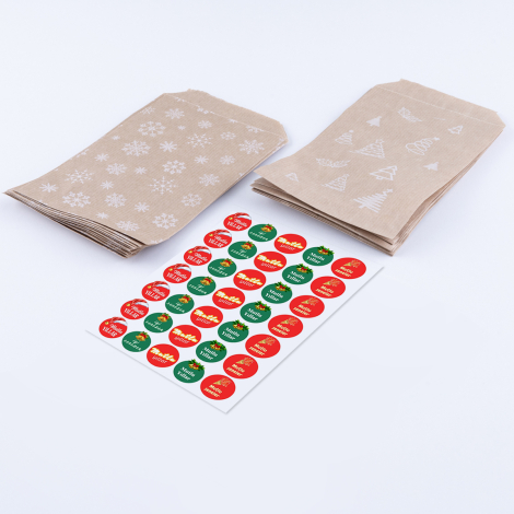 20 adet çam ve kar desenli kese kağıdı (18x30 cm ) ve çiçekli mutlu yıllar stickerdan oluşan set - Bimotif