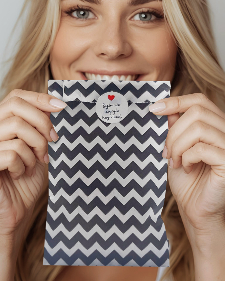 20 adet siyah zikzak desenli kese kağıdı, hediye paketi (11x20 cm ) ve 35 adet sticker - 1