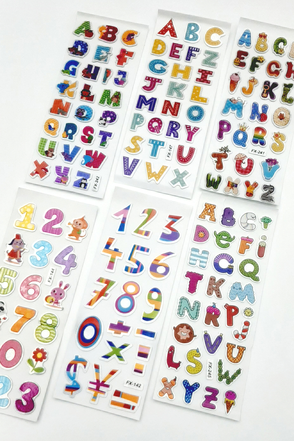 6 adet kabartmalı yapışkan sticker, renkli figürlü alfabe seti - 1