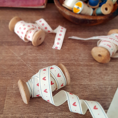 10 metre kalp desenli pamuk şerit kurdele, en 1.5 cm (Hediye paketi süsü) - 2