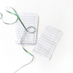 Zigzag patterned 25 paper bags, white-silver, 11x20 cm - Bimotif (1)