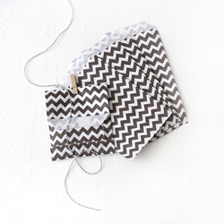 Zigzag patterned 25 paper bags, white-black, 11x20 cm - Bimotif (1)