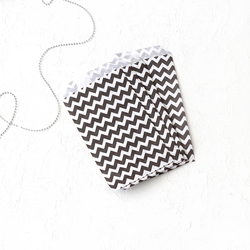 Zigzag patterned 25 paper bags, white-black, 11x20 cm - Bimotif