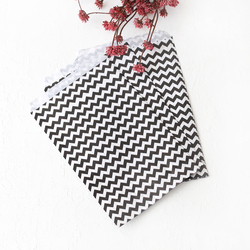 Zigzag patterned 25 paper bags, white-black, 18x30 cm - Bimotif (1)