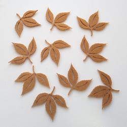 Felt autumn leaves, light brown / 10 pcs - Bimotif