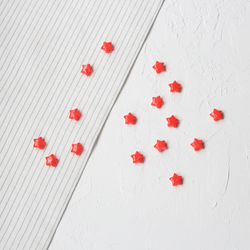 Star-shaped red plastic beads, 10 pcs - Bimotif (1)