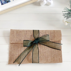 Jute envelope with green ribbon, 14x19 cm / 10 pcs - Bimotif (1)