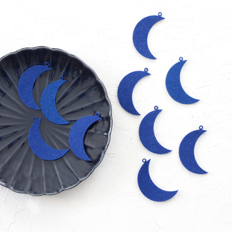 Felt moon ornament / 10 pcs / Midnight Blue - Bimotif (1)