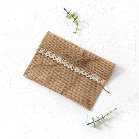 Jute envelope, lace ribbon, 14x19 cm / 10 pcs - Bimotif (1)