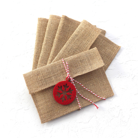 Jute envelope (11x16 cm) with felt motif, red round snowflake / 5 pcs - Bimotif (1)