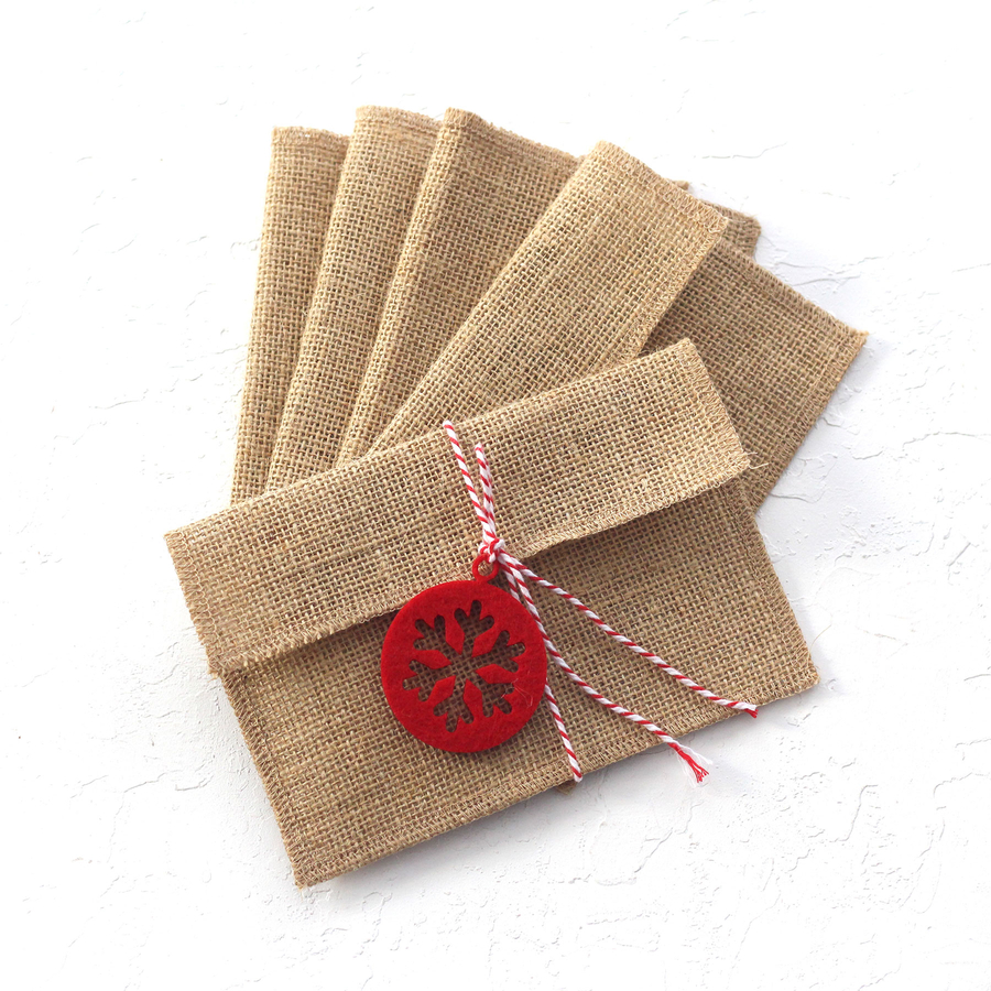 Jute envelope (11x16 cm) with felt motif, red round snowflake / 5 pcs - 2
