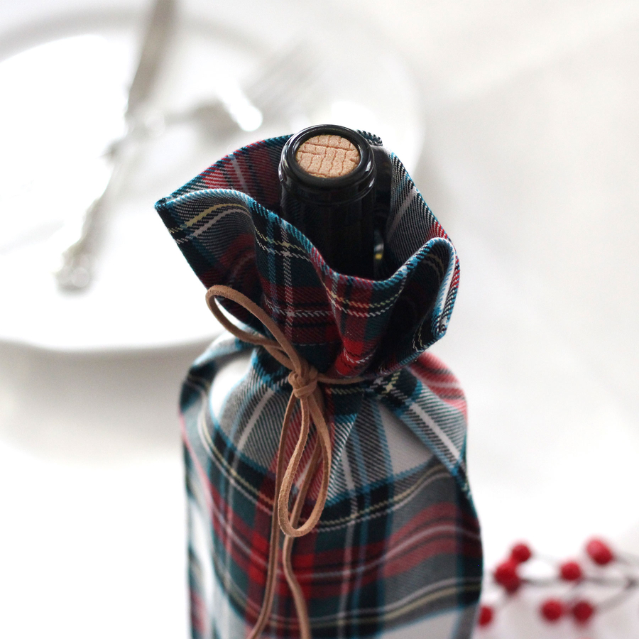 Red-green-white plaid wine bottle cover / 14x34 cm - 2