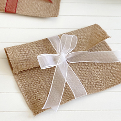 Jute envelope with white ribbon, 14x19 cm / 2 pcs - Bimotif (1)