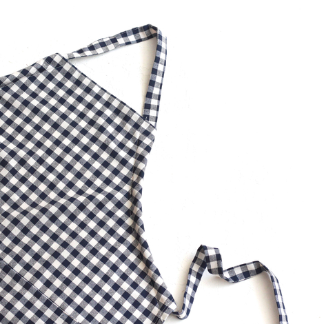 Lace-up, navy blue and white checkered woven fabric kitchen apron / 90x70 cm - Bimotif (1)