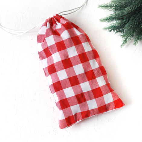 Christmas gift bag in red checked fabric with drawstring closure, 15x25 cm / 2 pcs - Bimotif (1)