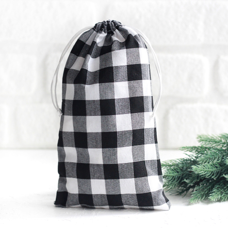 Christmas gift bag in black checked fabric with drawstring closure, 15x25 cm / 2 pcs - Bimotif
