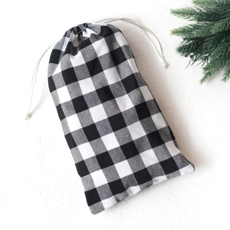 Christmas gift bag in black checked fabric with drawstring closure, 15x25 cm / 2 pcs - Bimotif (1)