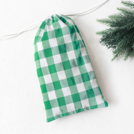 Christmas gift bag in green checked fabric with drawstring closure, 15x25 cm / 6 pcs - Bimotif (1)
