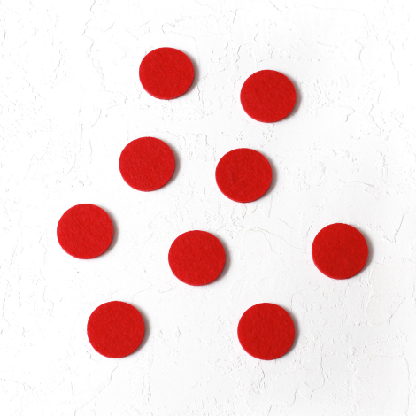 Felt circle-shaped ornament, red / 10 pcs - Bimotif