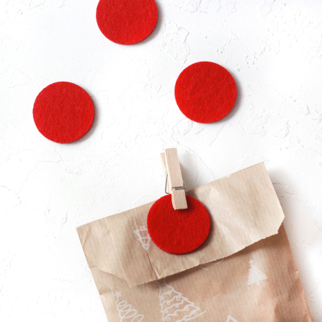 Felt circle-shaped ornament, red / 3 pcs - Bimotif (1)