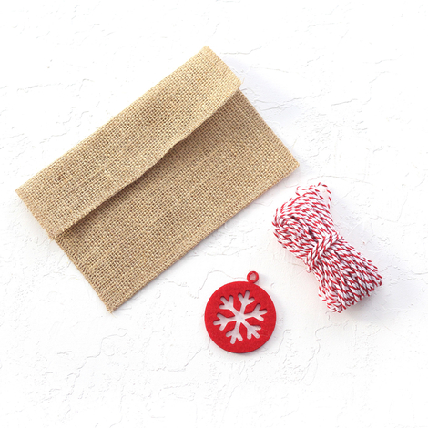 Jute envelope (11x16 cm) with felt motif, red round snowflake / 2 pcs - Bimotif (1)