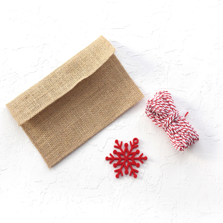 Jute envelope (11x16 cm) with felt motifs, red snowflake / 2 pcs - 2