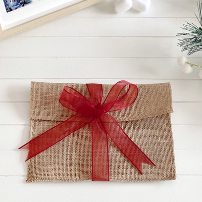 Jute envelope with red ribbon, 14x19 cm / 1 piece - 1