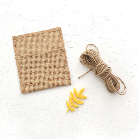 Small jute envelope with felt leaves, 7x10 cm / Yellow (3 pcs) - Bimotif (1)