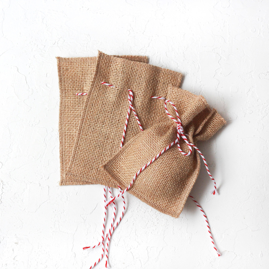 Overlocked jute pouch with red and white drawstring, 10x15 cm / 10 pcs - 4
