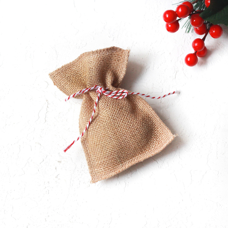 Overlocked jute pouch with red and white drawstring, 10x15 cm / 100 pcs - 2